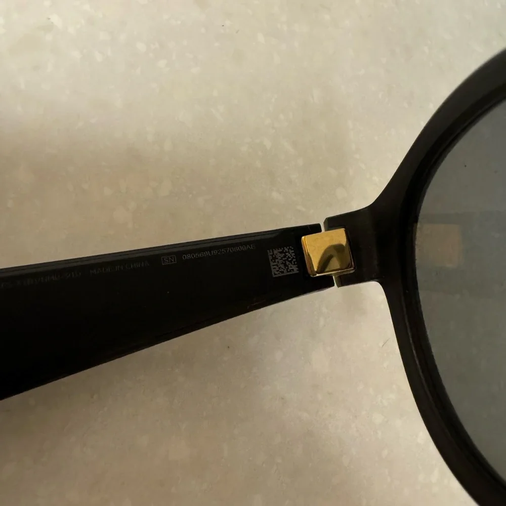 Bose Sunglasses with charger- broken-price reflects as is!